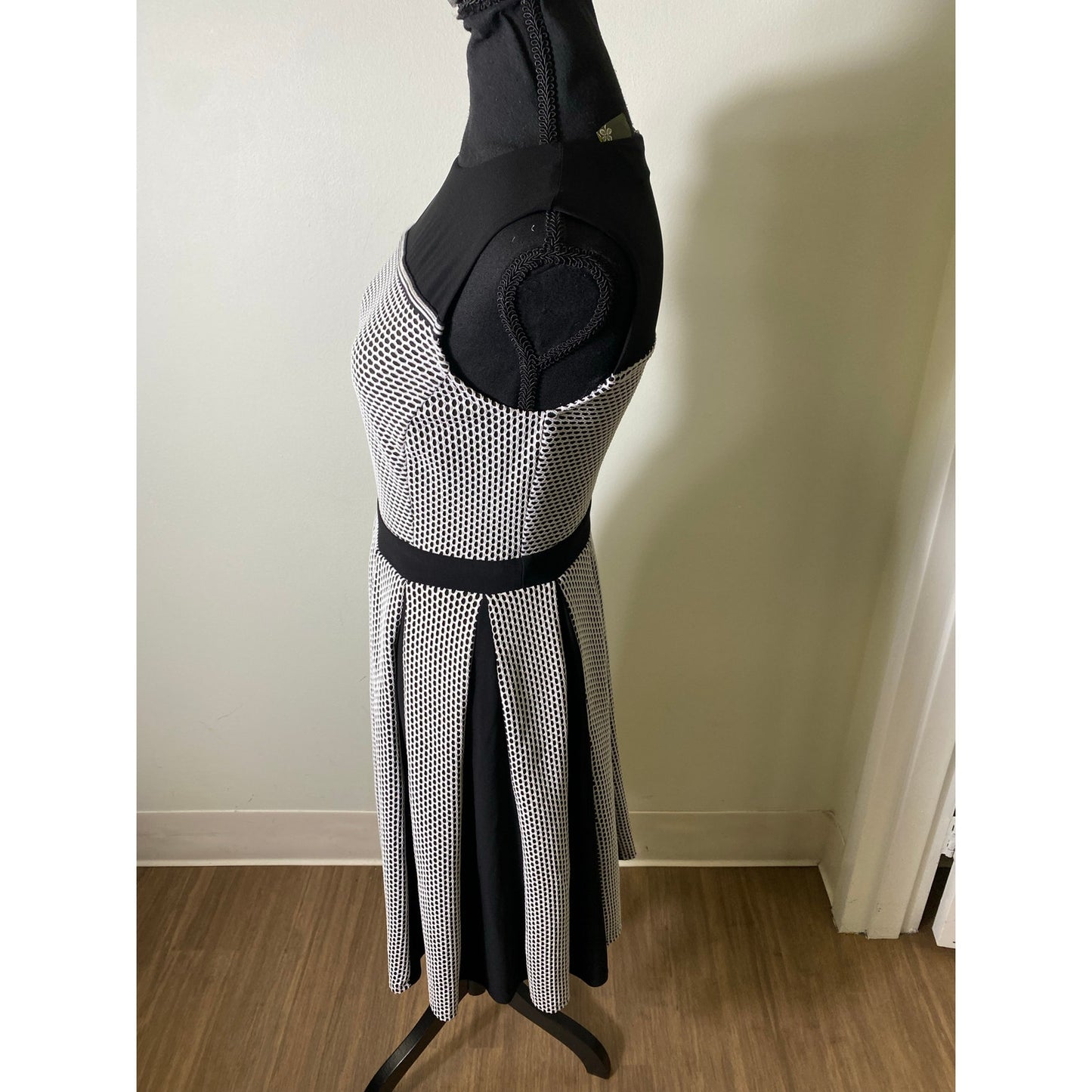 Taylor Sz 2 Black White Sleeveless Mixed Media Midi Dress Sz 2