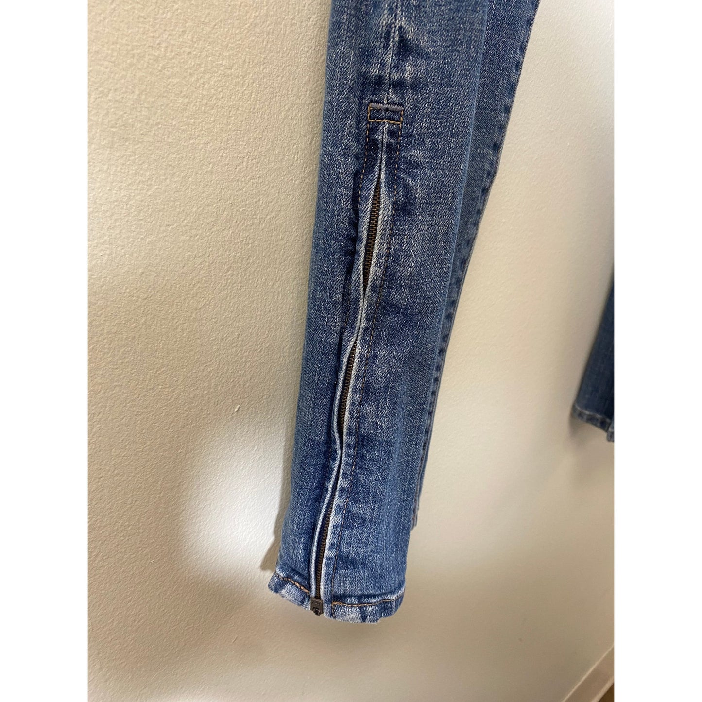 GAP Real Straight Jeans. Sz 25