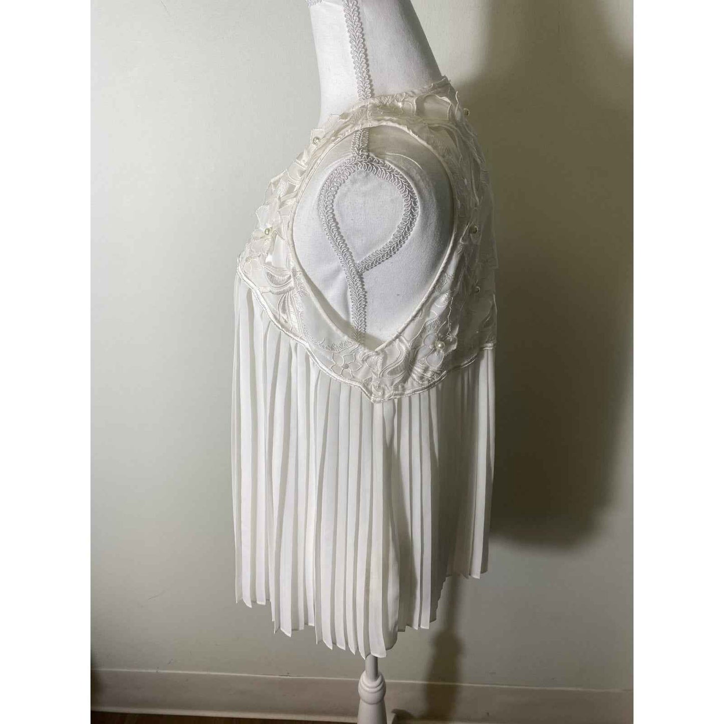 NWT Alice + Olivia Off White Sleeveless Pleated Blouse Sz M