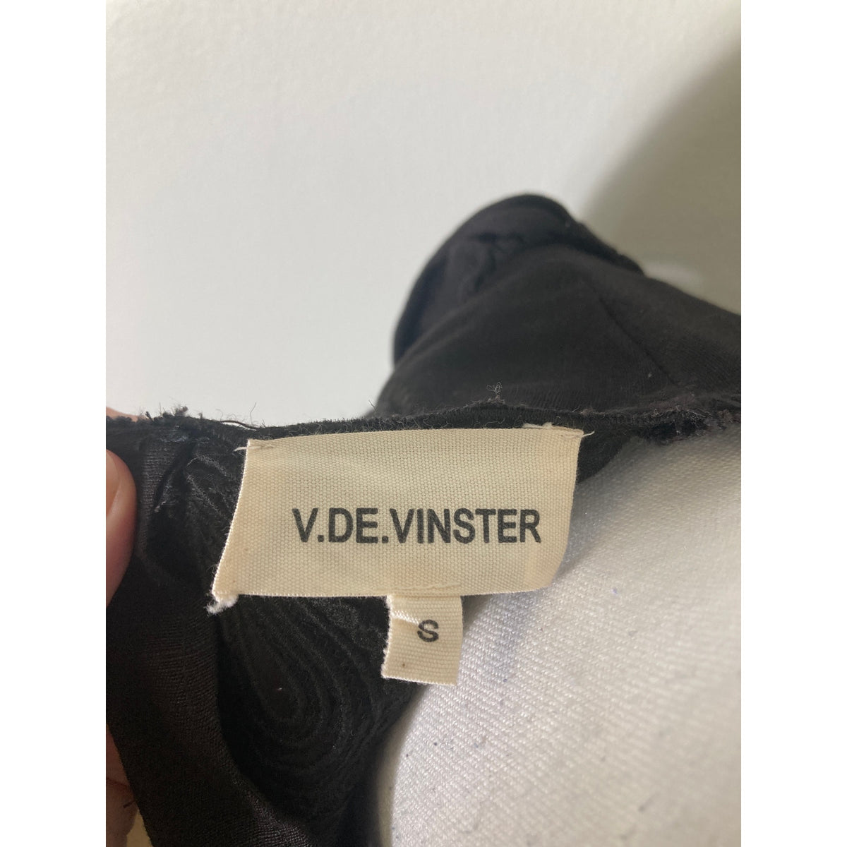 V.DE.Vinster Black Embroidered Top Sz s