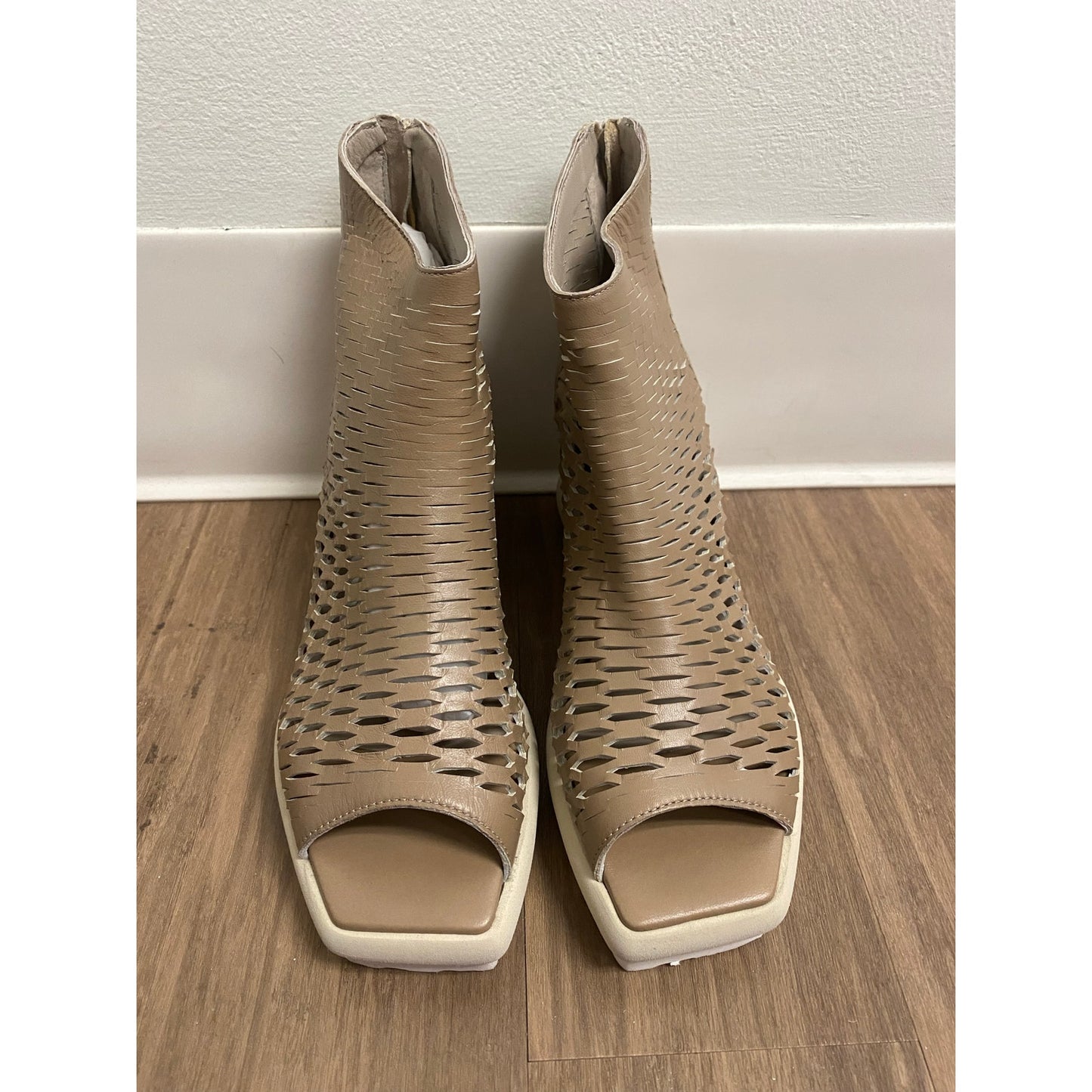 NIB Patrizia Bonfanti Sara Sun Pietra Shoes. Laser Cut Leather Wedges sz 41 NIB