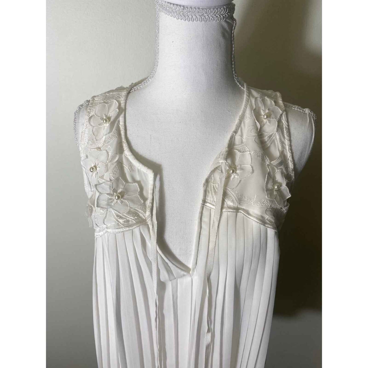 NWT Alice + Olivia Off White Sleeveless Pleated Blouse Sz M
