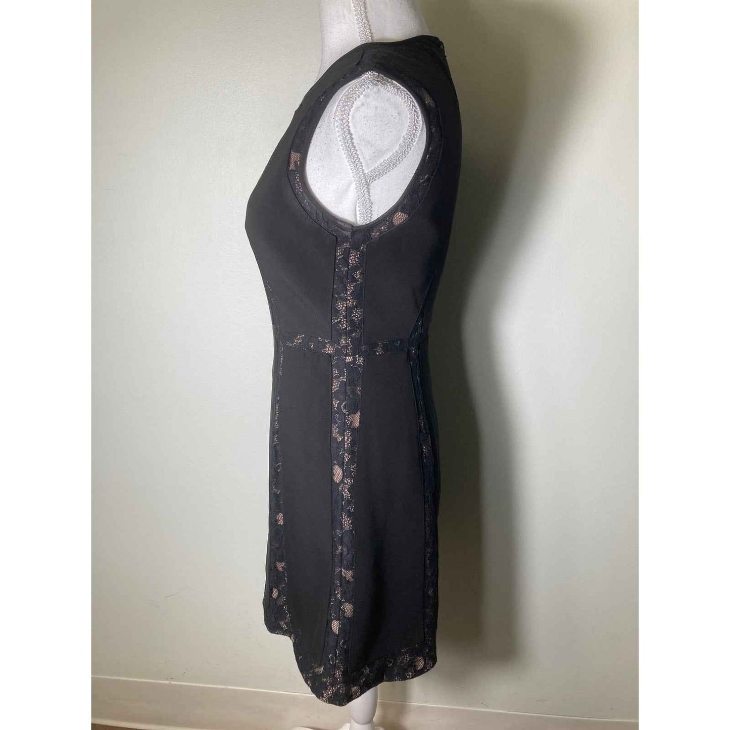 BCBG Maxazaria Black Lace Sleeveless Knee Length Special Occasion Dress Sz 2