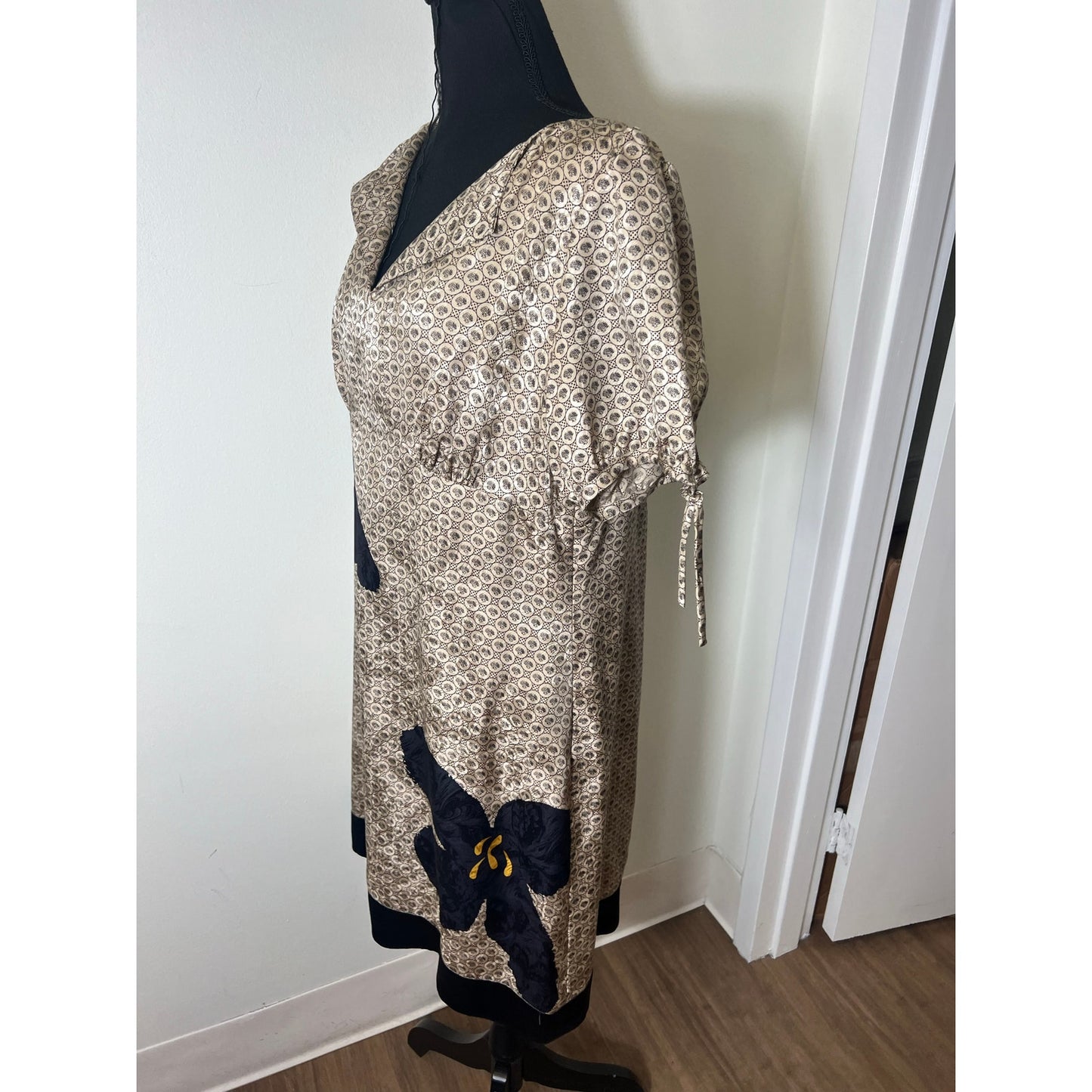 Phoebe Couture Tan Black Short Sleeve, V Neck, Knee Length Silk Shift Dress Sz 16
