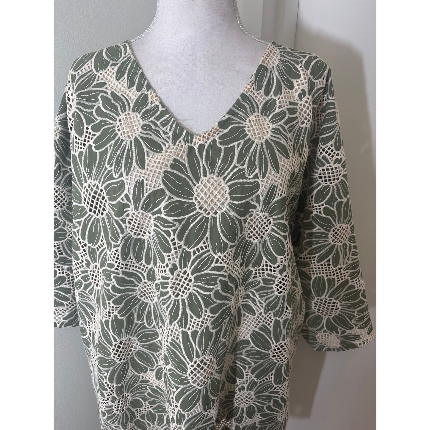 Solelia Sage Green Floral Embroidered Short Sleeve Knee Length Dress Sz M