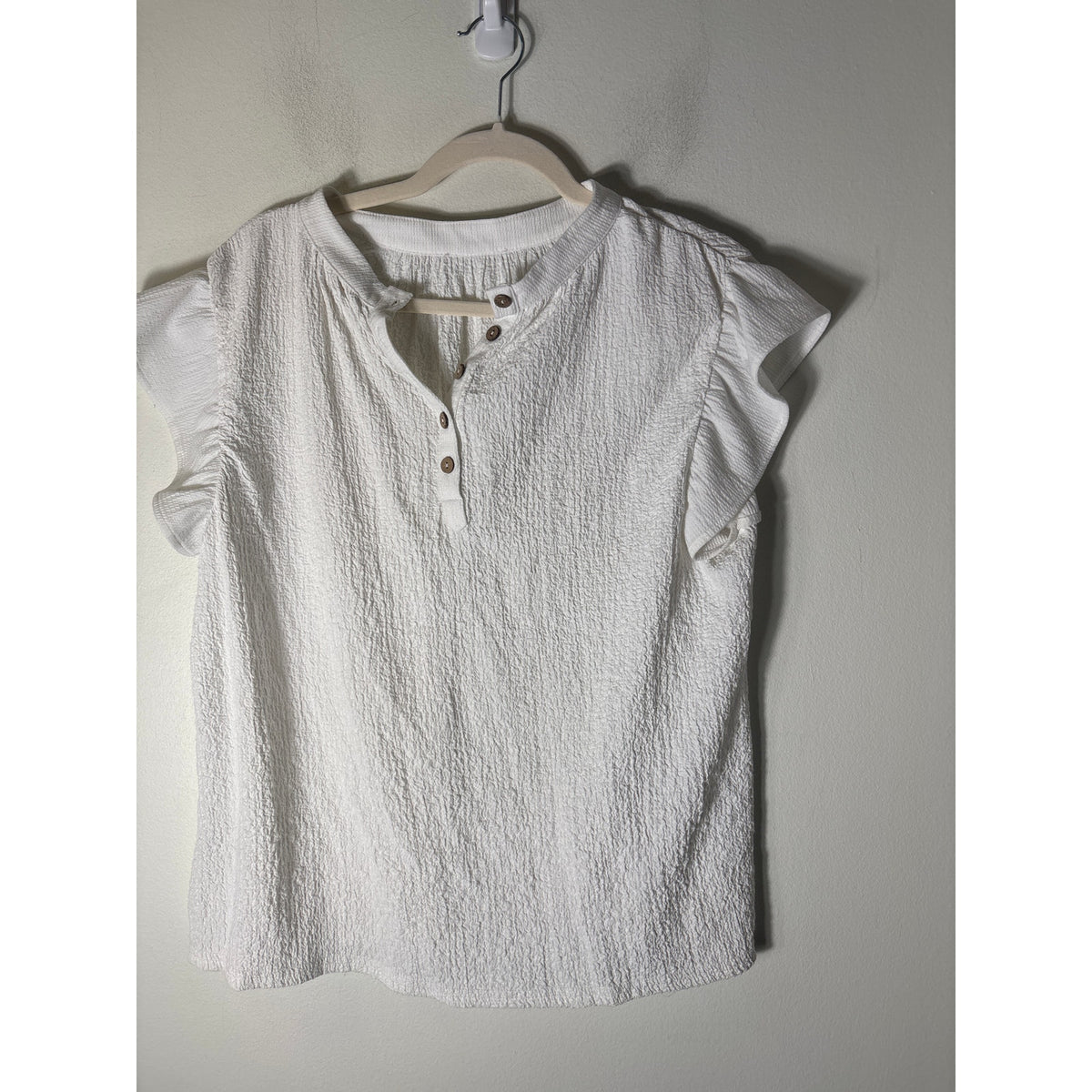 THML White Flutter Sleeve Top with Textued Fabric Sz M