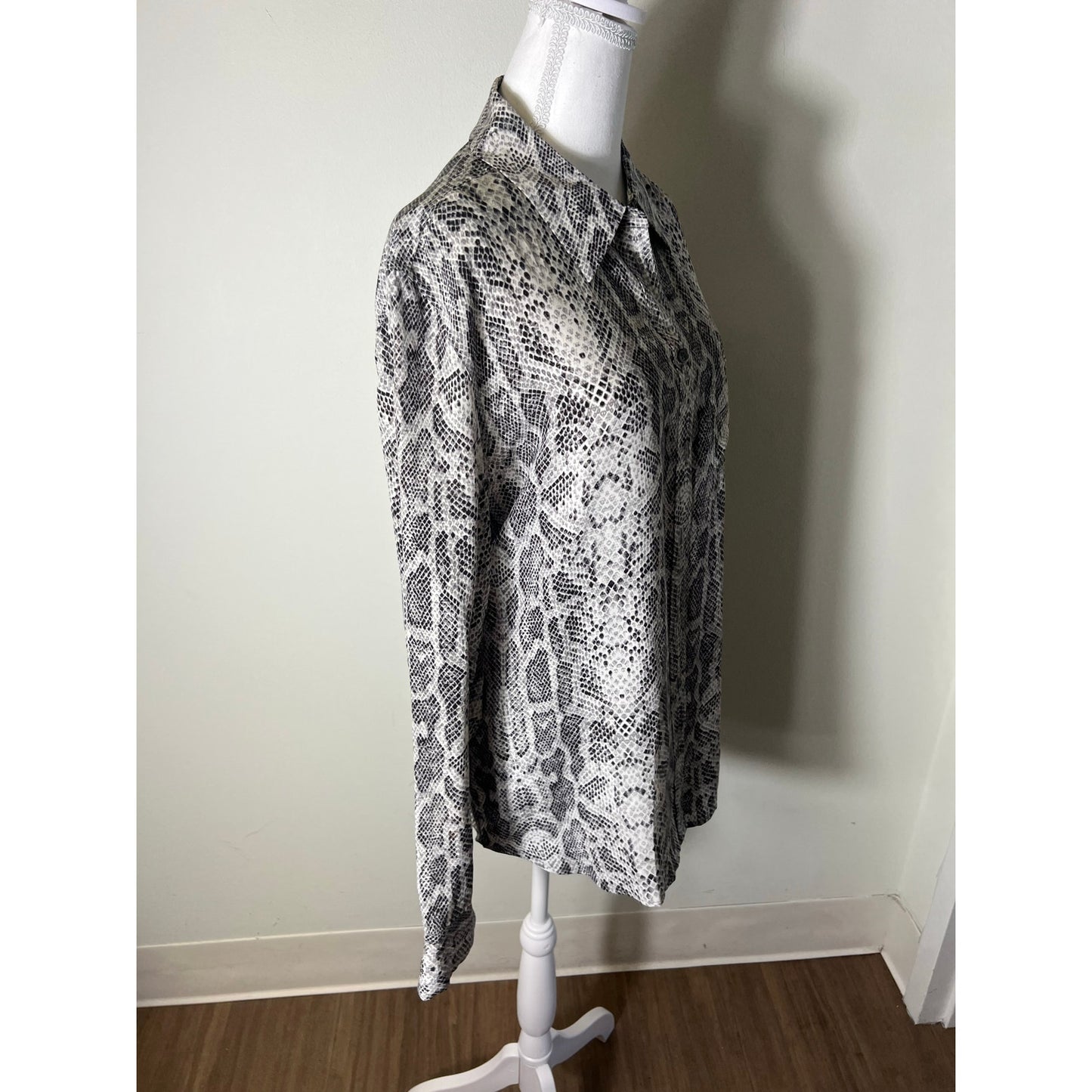 Equipment Femme Long Sleeve Snake Print Button Up Blouse Sz M