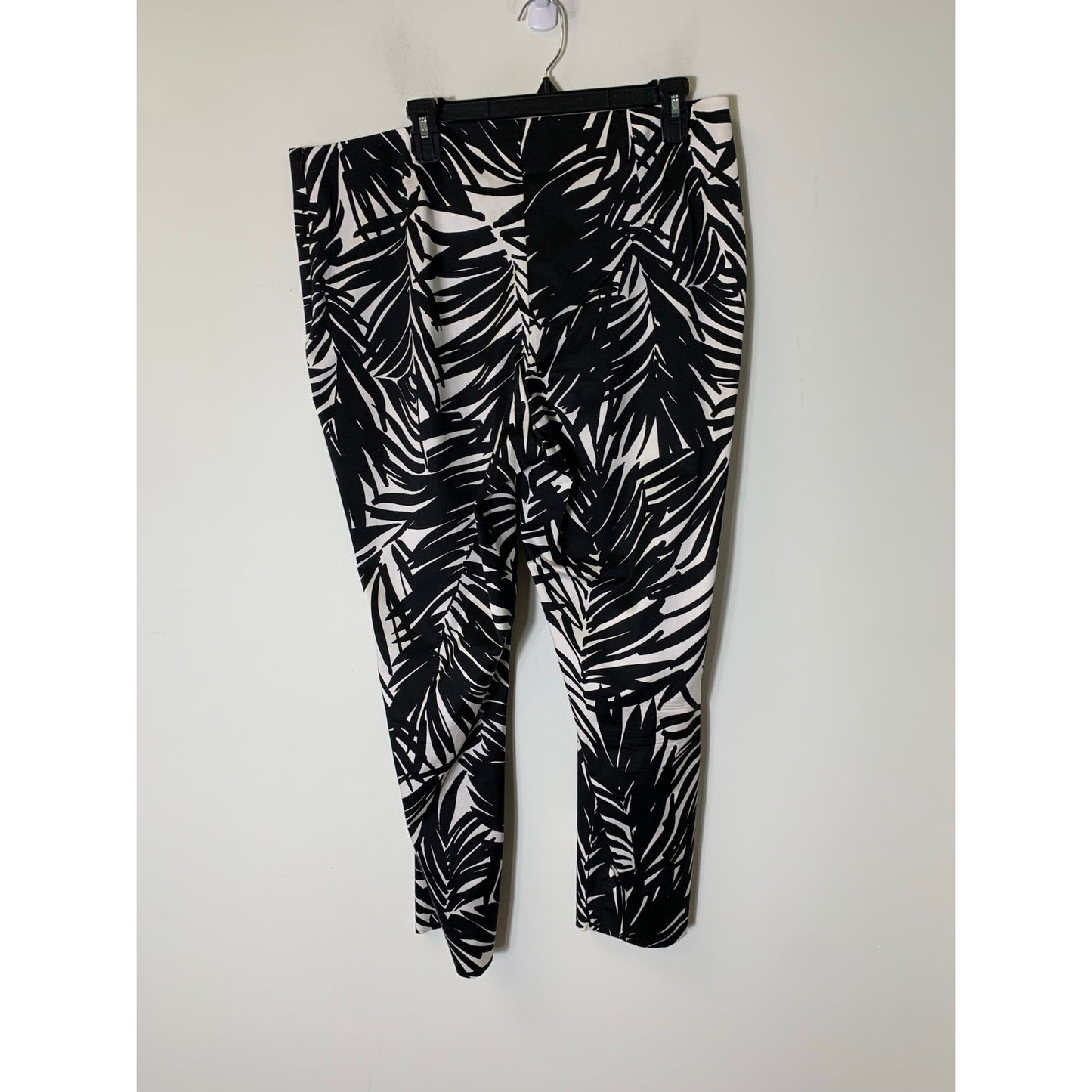 Lafayette Black and White Palm Cropped Slacks Sz 16