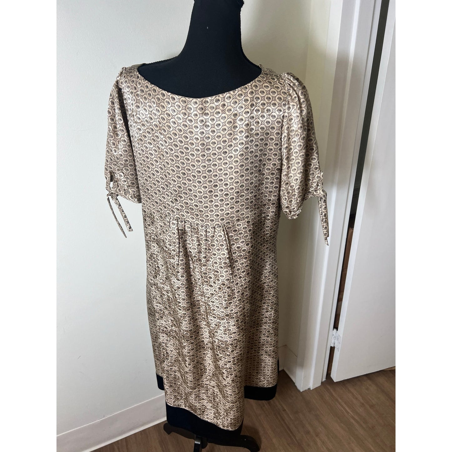 Phoebe Couture Tan Black Short Sleeve, V Neck, Knee Length Silk Shift Dress Sz 16