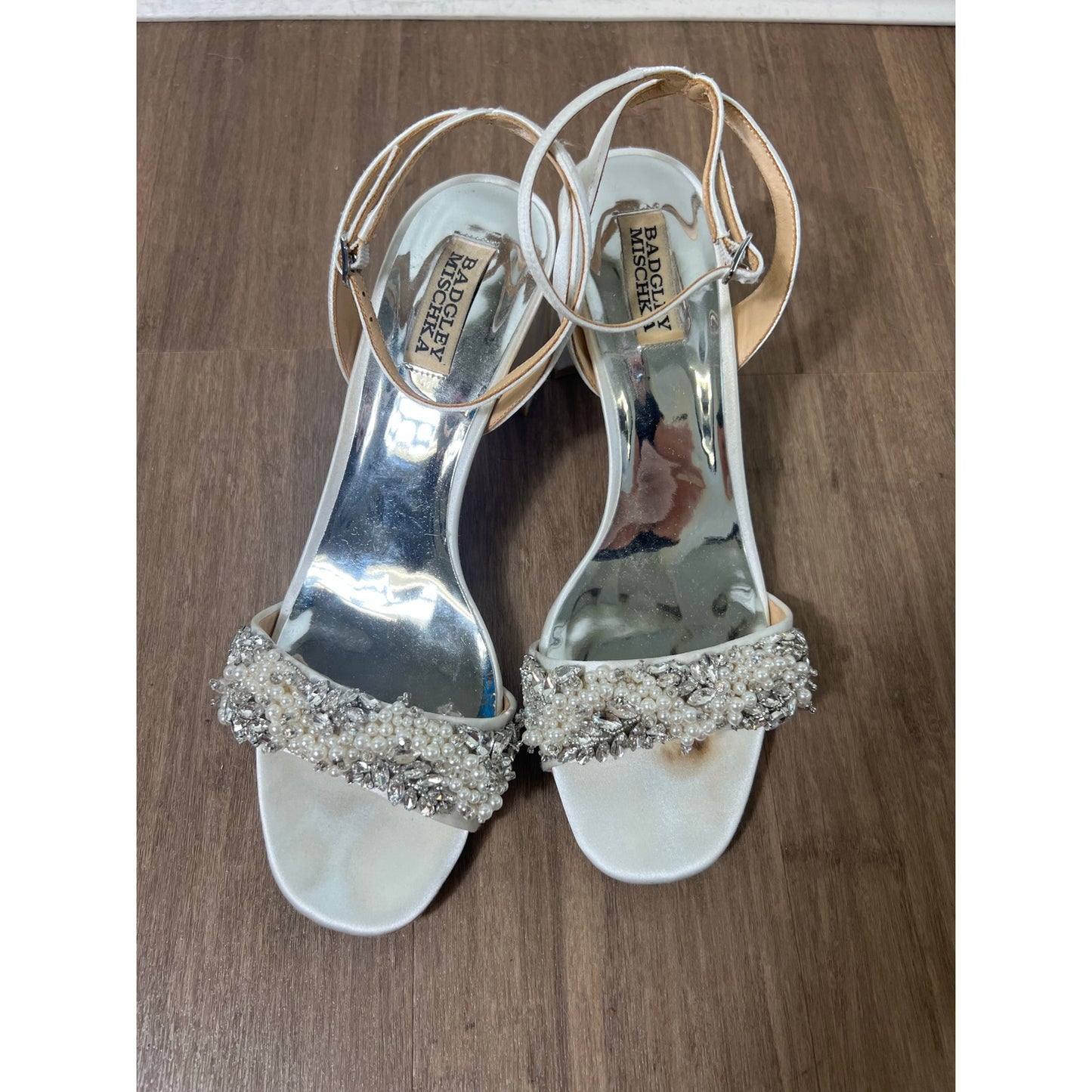 Badgely Mischika Clara White Satin Sandal Strap Sz 9.5
