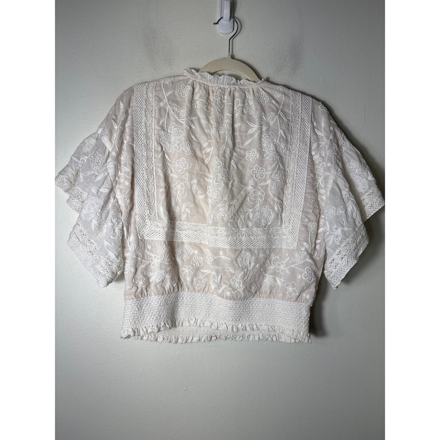 Alice + Olivia Off White Embroidered Flutter Sleeve Top Sz L
