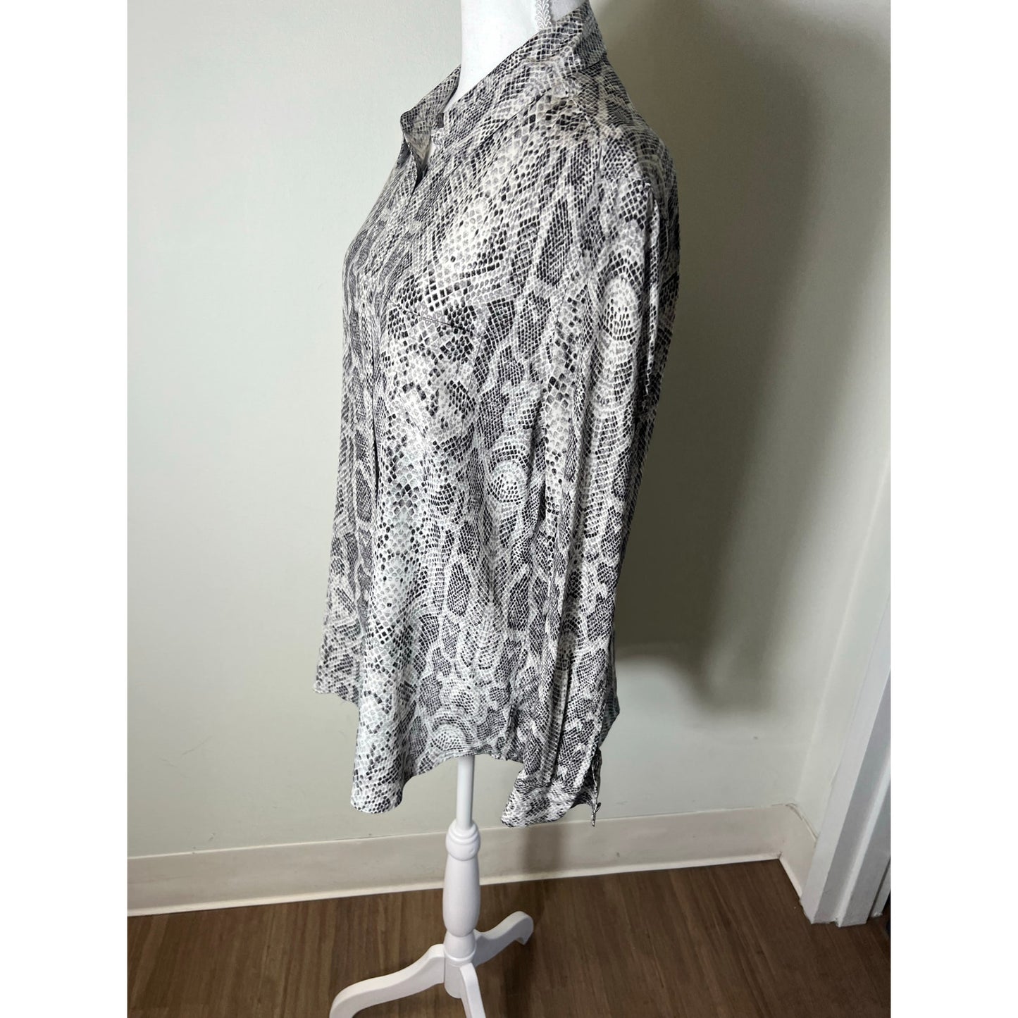 Equipment Femme Long Sleeve Snake Print Button Up Blouse Sz M