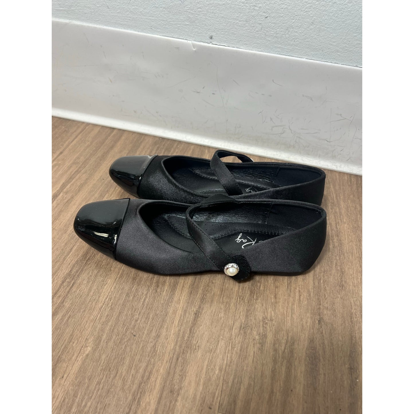 London Rag Black Mary Jane Flats With Patent Leather Squared Toe Sz 7