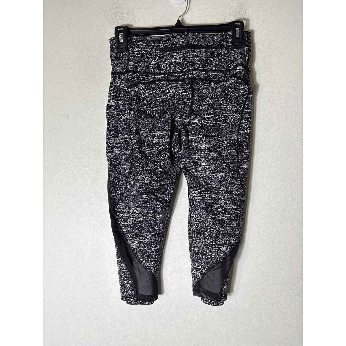 Lululemon Black and White Cropped Leggings Sz 8