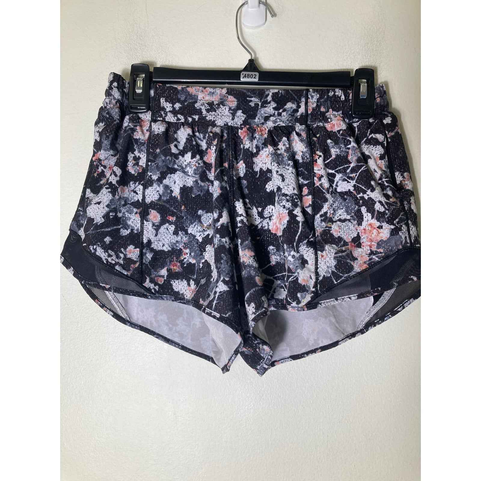 Lululemon Black White Pink Low Rise Athletic Shorts 4" inseam size 6