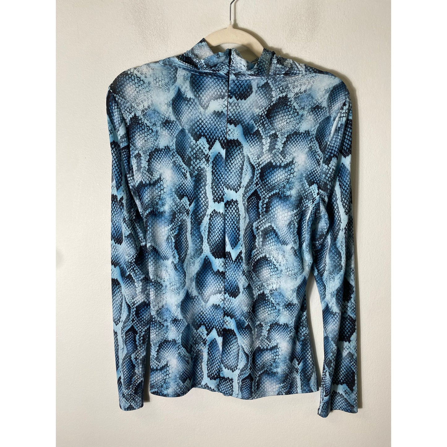 Elie Tahari Blue/Black Slinky Snake Print Top. Sz small