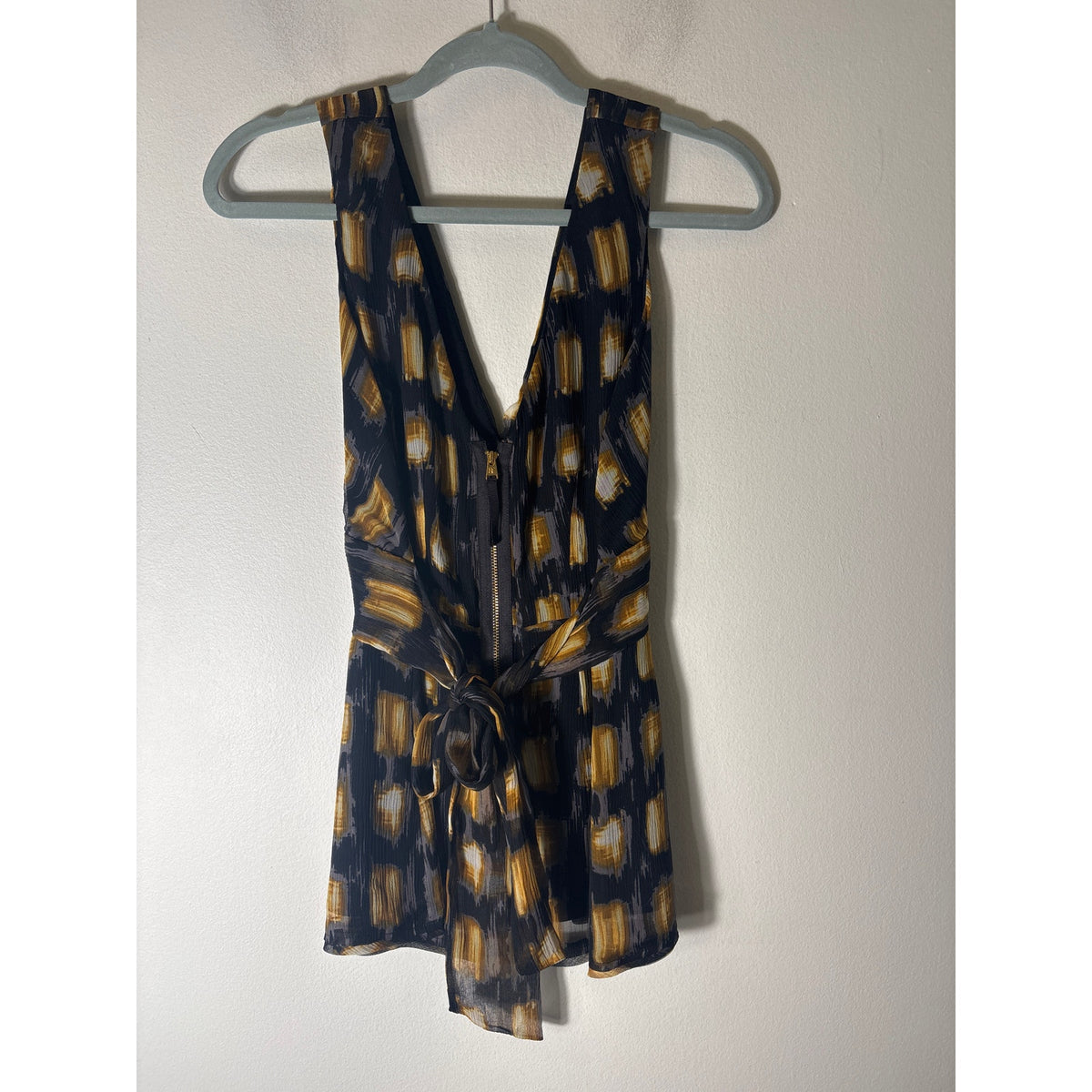 BCBG Black and Gold Sleeveless Back Zip Top Sz S