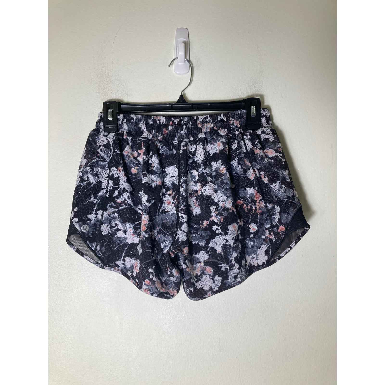 Lululemon Black White Pink Low Rise Athletic Shorts 4" inseam size 6