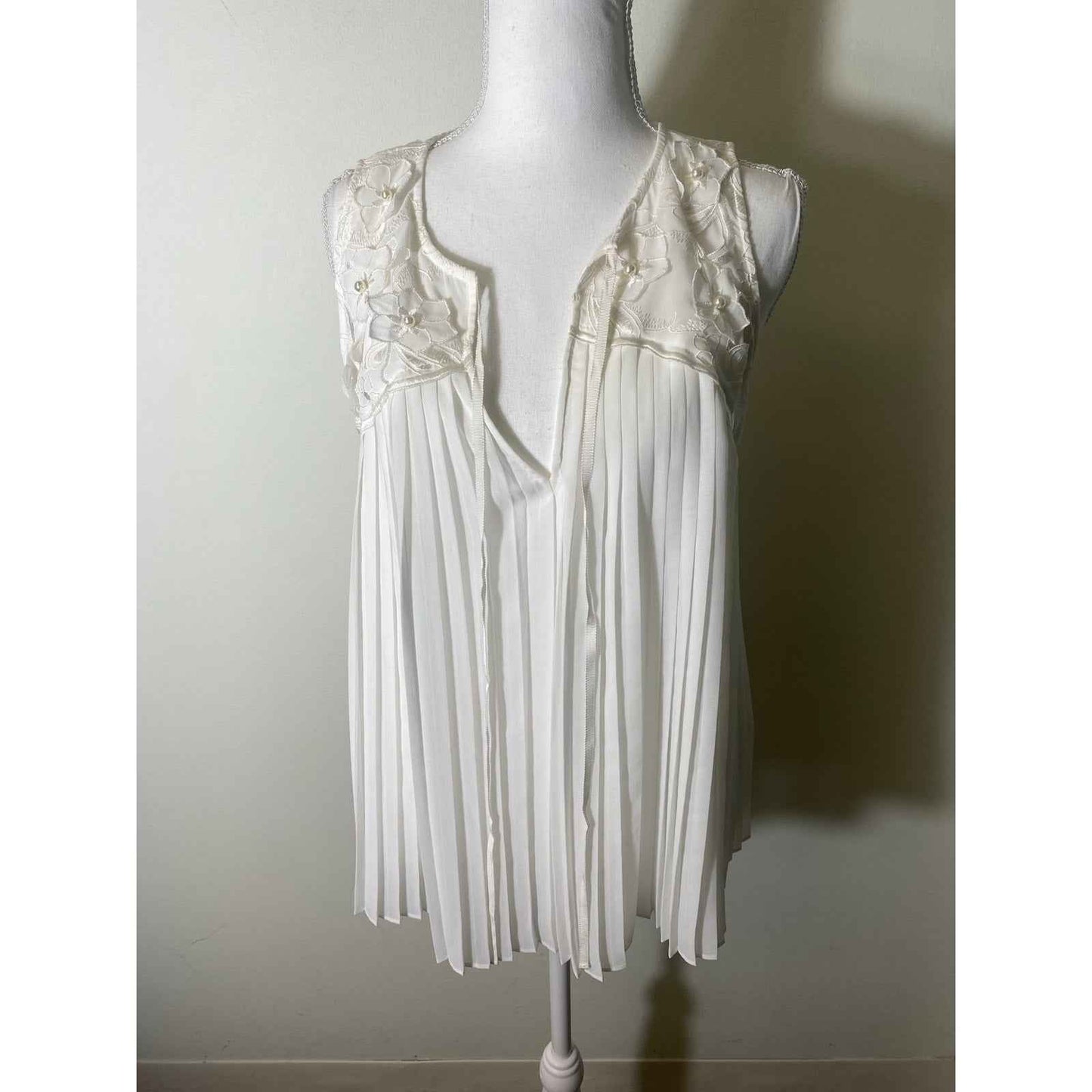 NWT Alice + Olivia Off White Sleeveless Pleated Blouse Sz M