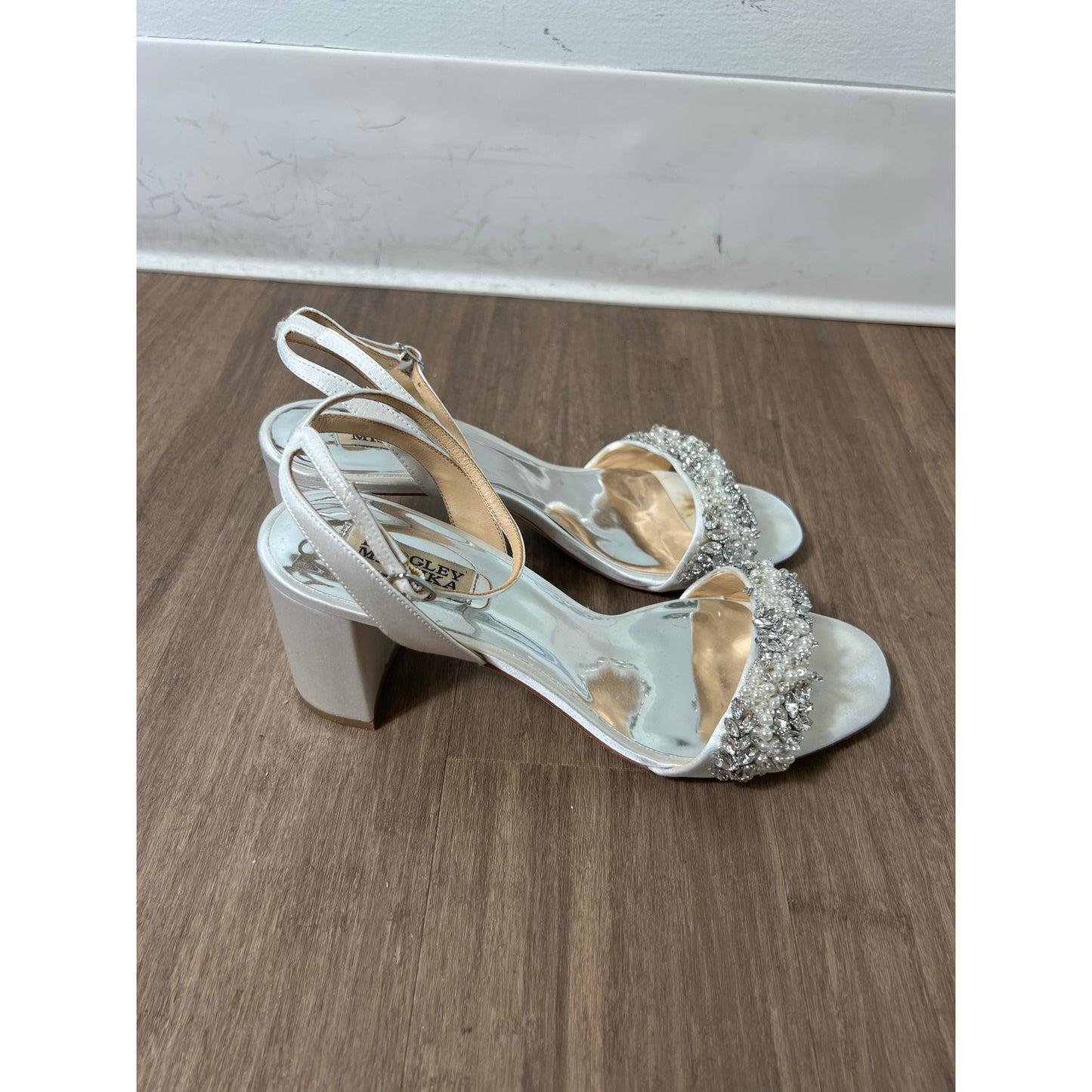 Badgely Mischika Clara White Satin Sandal Strap Sz 9.5