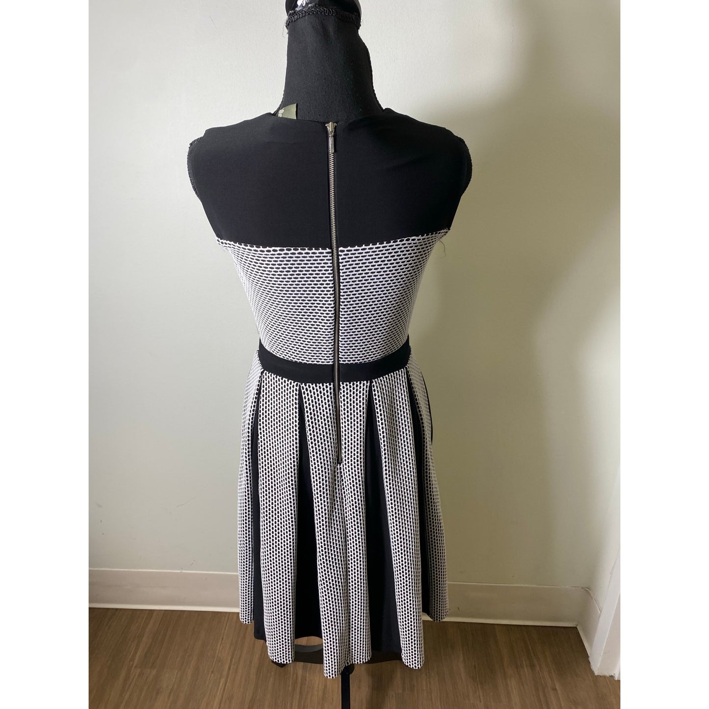 Taylor Sz 2 Black White Sleeveless Mixed Media Midi Dress Sz 2