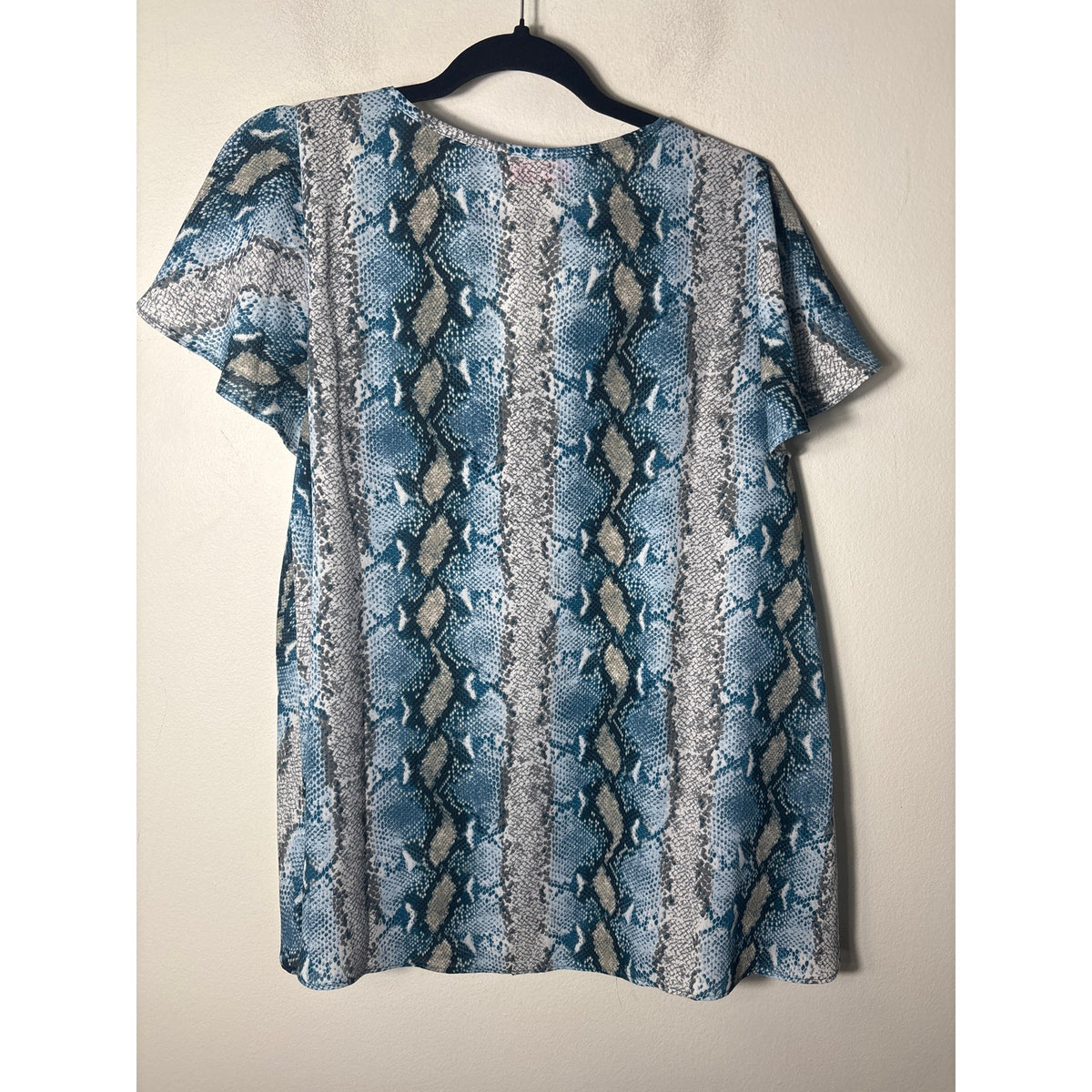 Buddy Love Blue Snakeskin V-Neck Flutter Sleeve Top Sz S