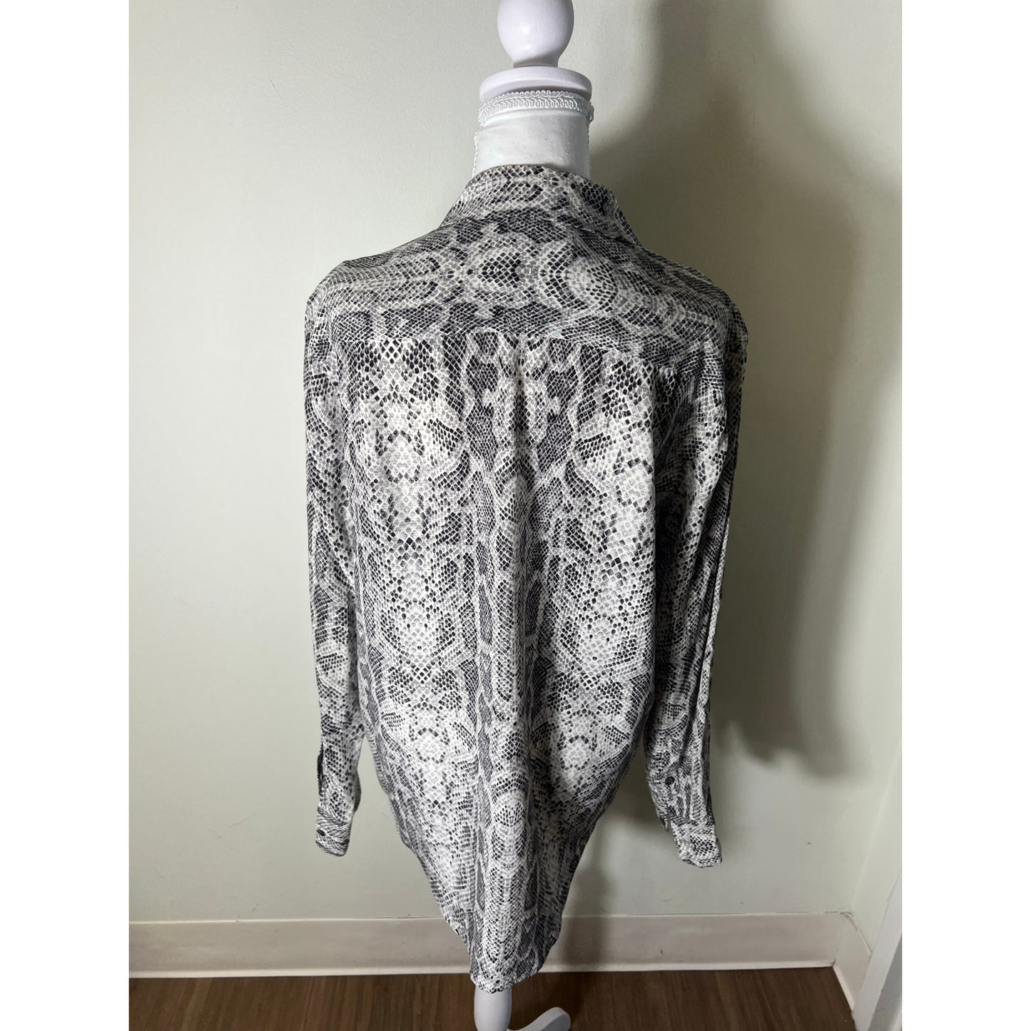 Equipment Femme Long Sleeve Snake Print Button Up Blouse Sz M