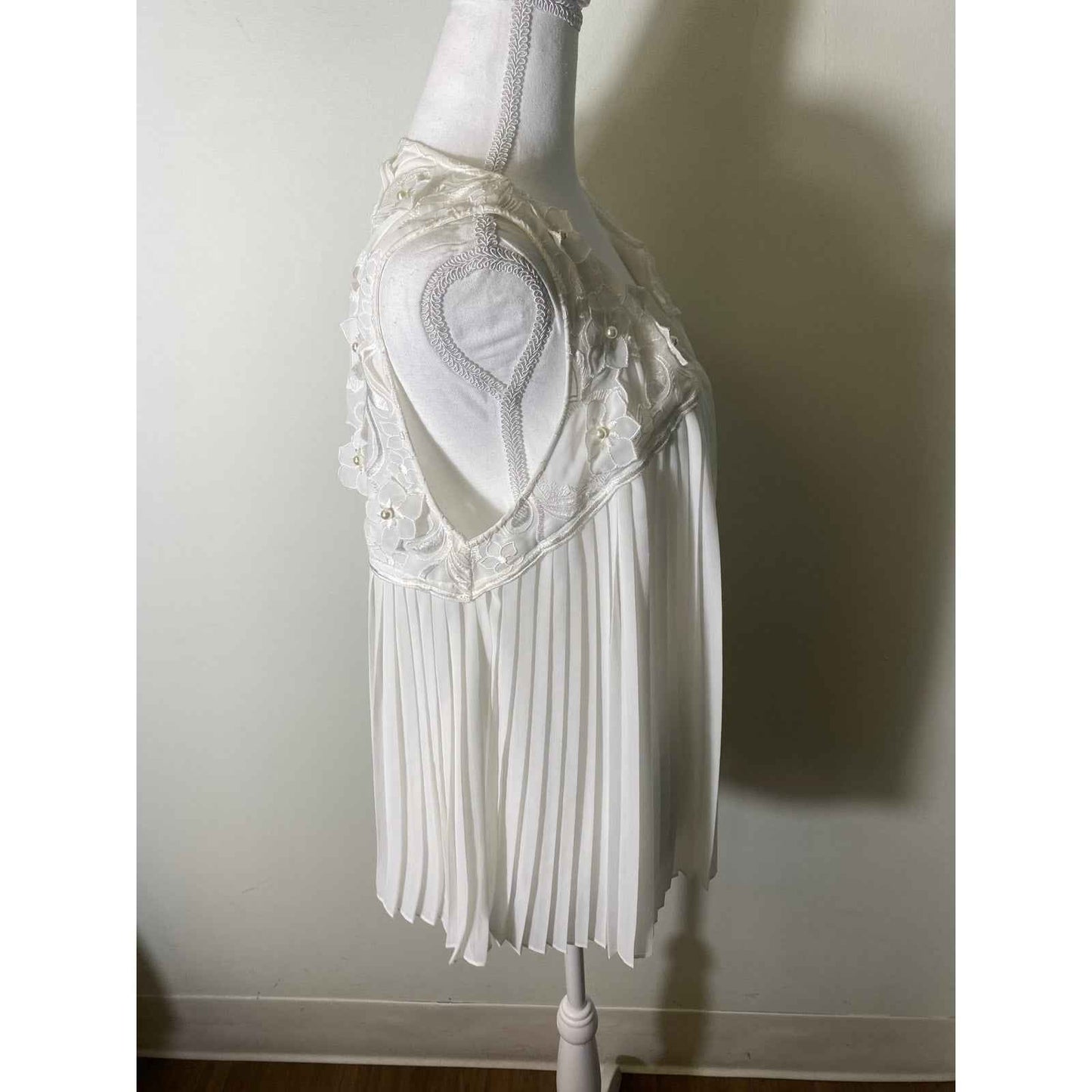 NWT Alice + Olivia Off White Sleeveless Pleated Blouse Sz M