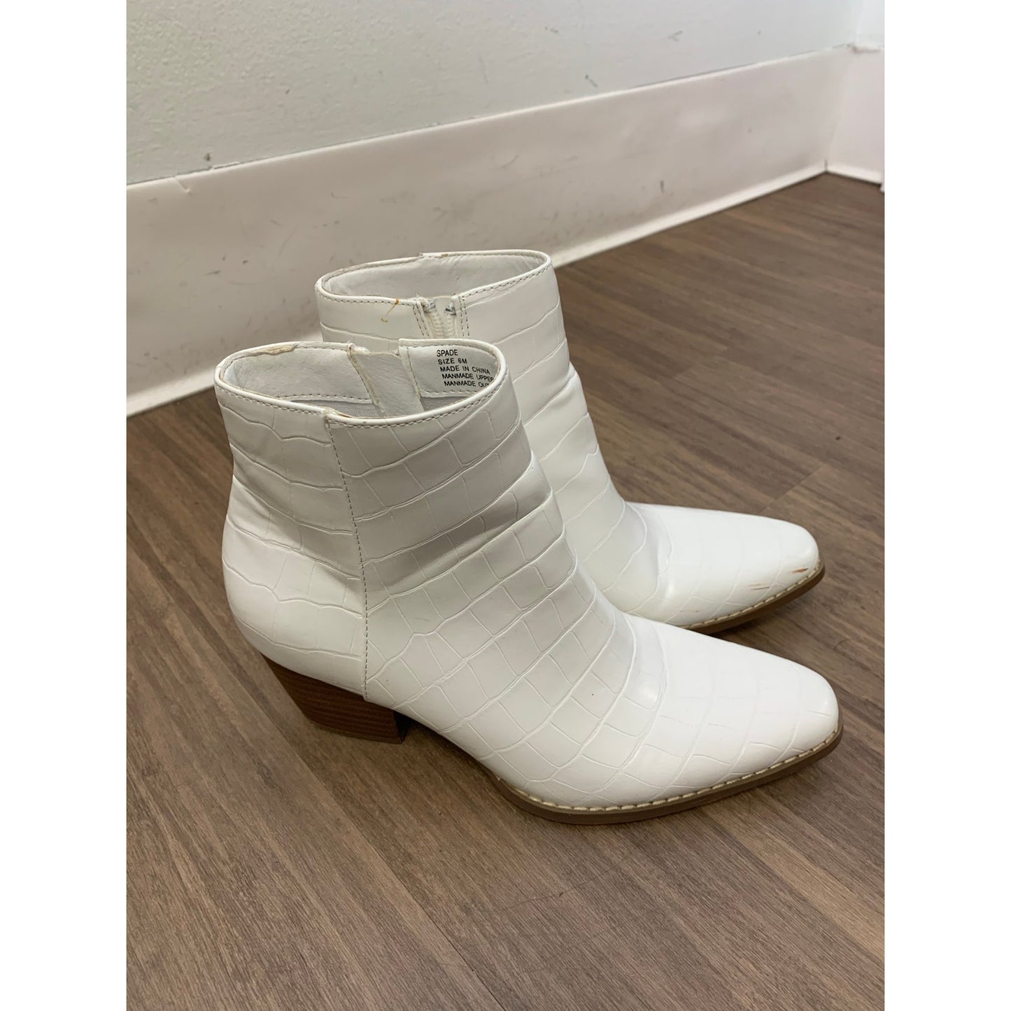 Womens CocoNuts White Snake Skin Ankle Boot Wedge Heels Sz 6