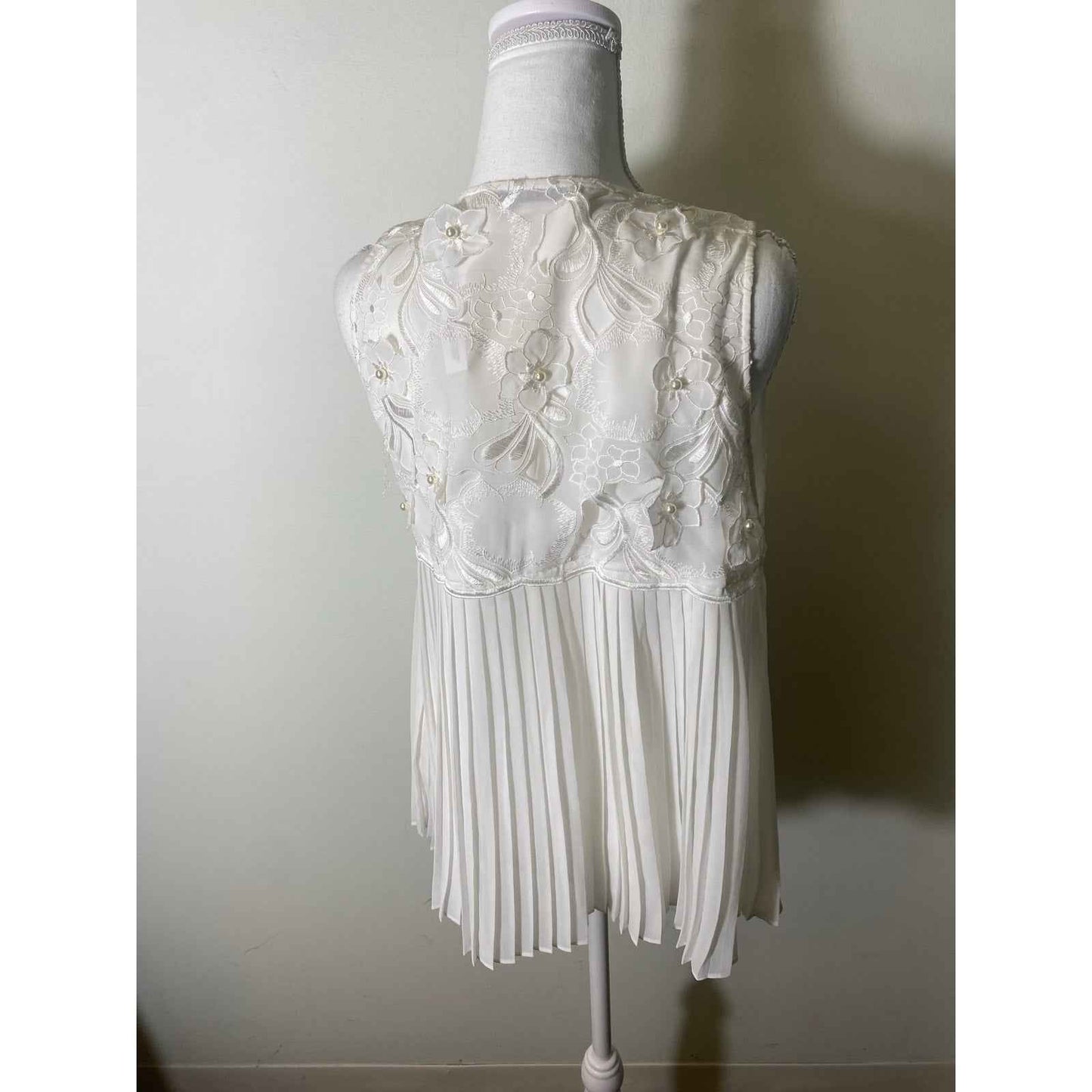 NWT Alice + Olivia Off White Sleeveless Pleated Blouse Sz M