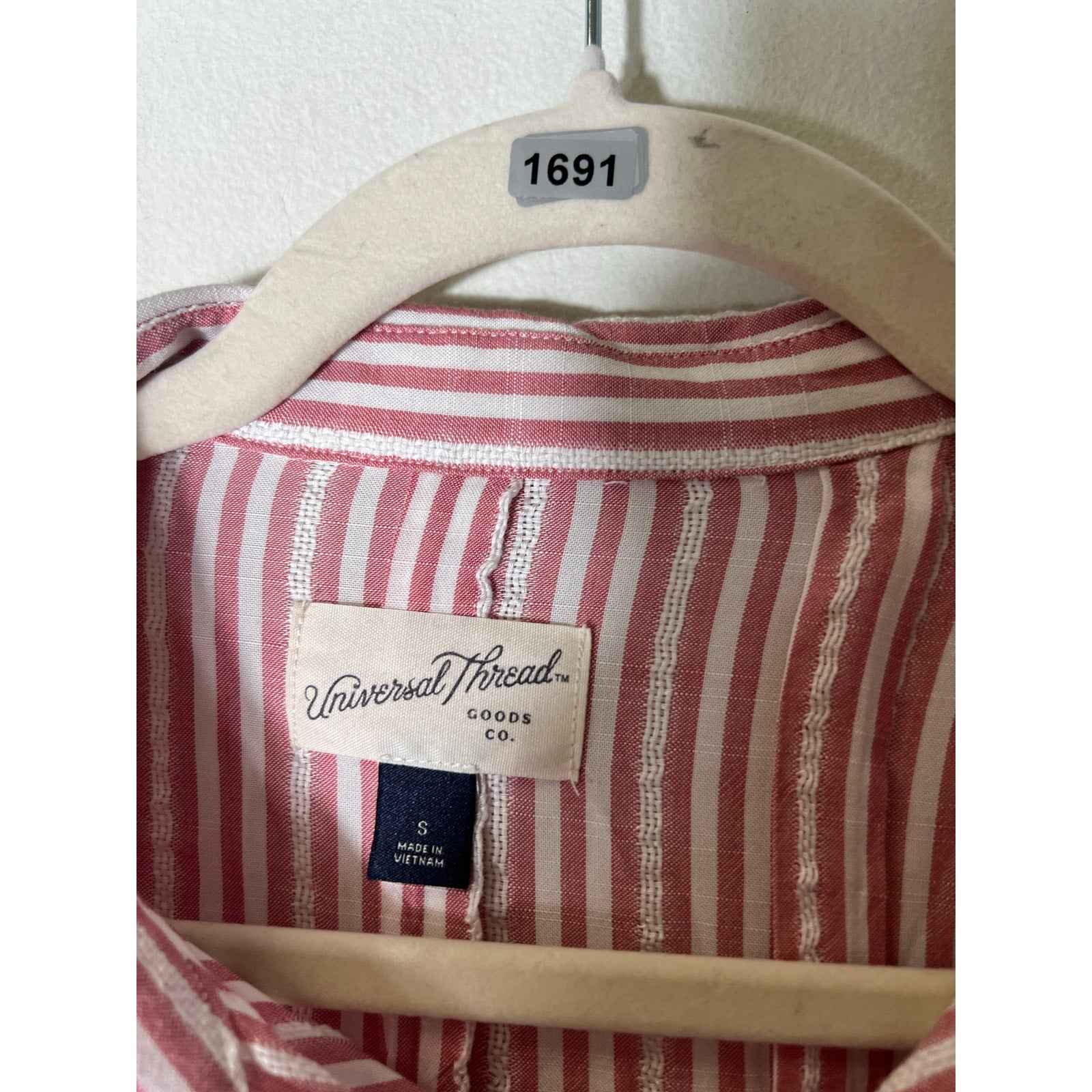 Universal Thread Red White Stripe Long Sleeve Button Up Shirt Sz S