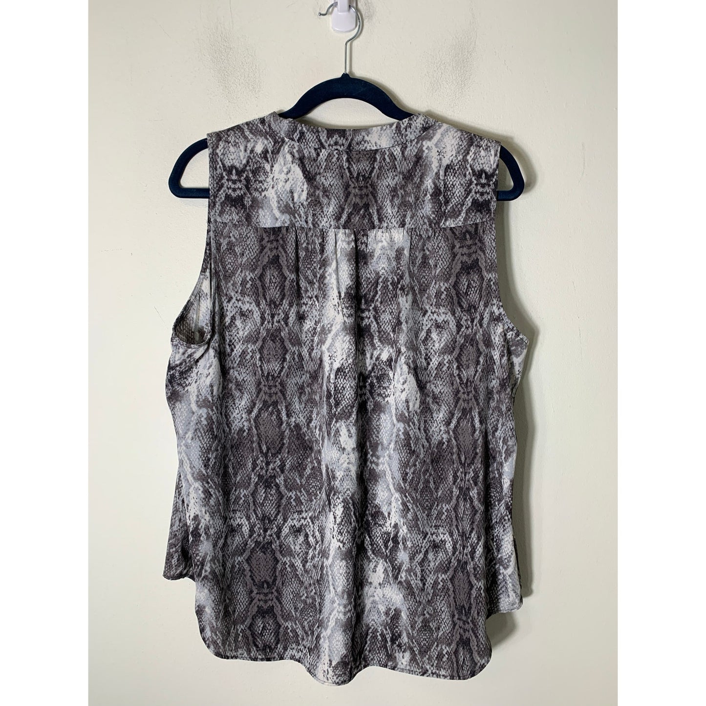 Vince Camuto Gray Sleeveless Snakeskin Print V-Neck Shirt Sz L