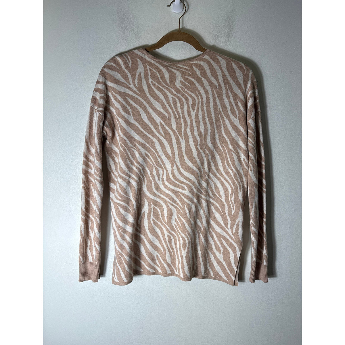 Lilla P Off White/Tan Long Sleeve V-Neck Sweater Sz M