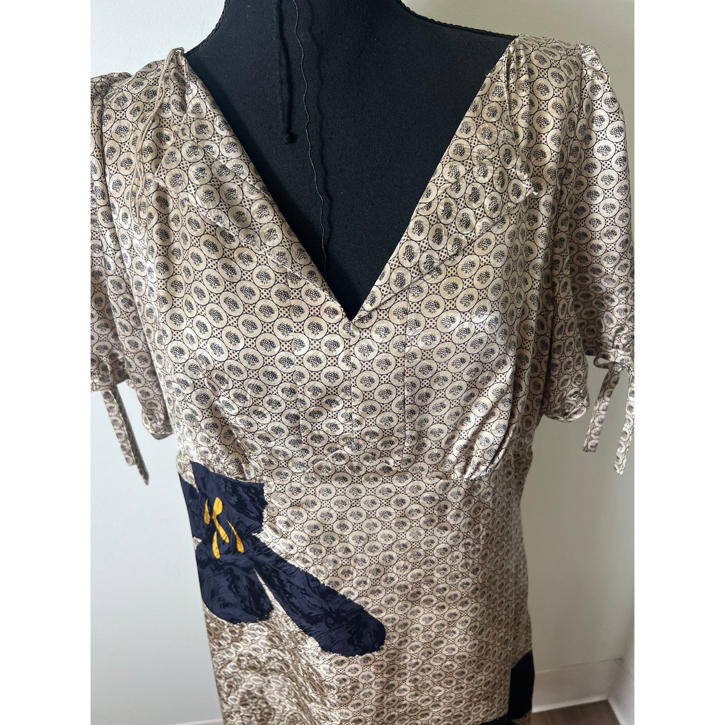 Phoebe Couture Tan Black Short Sleeve, V Neck, Knee Length Silk Shift Dress Sz 16