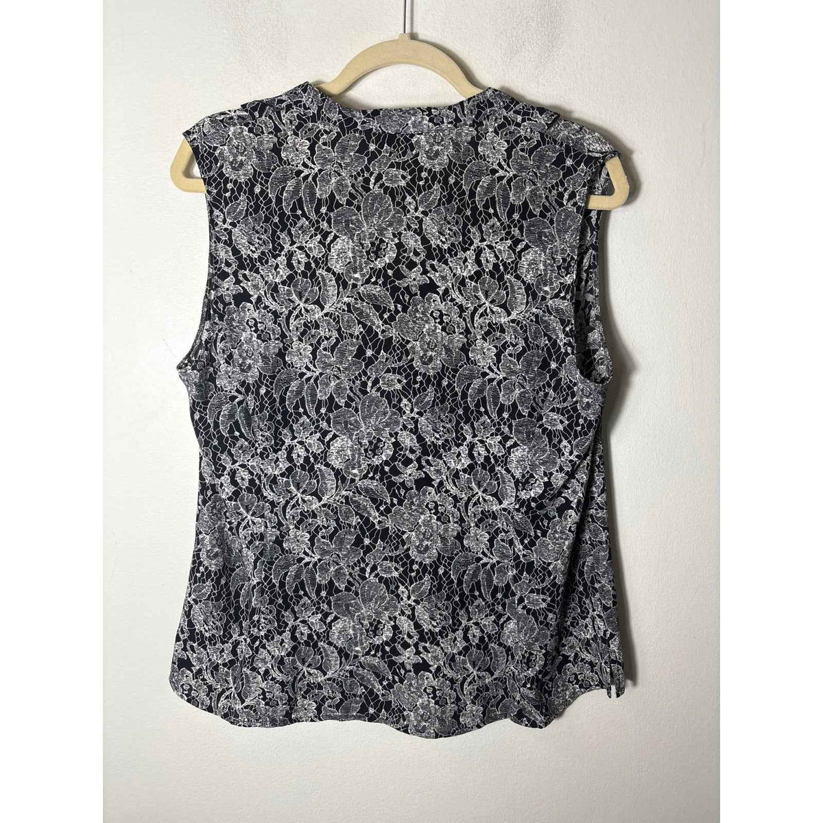 Tahari Black White Floral Sleeveless V-Neck Ruffle Top Sz L
