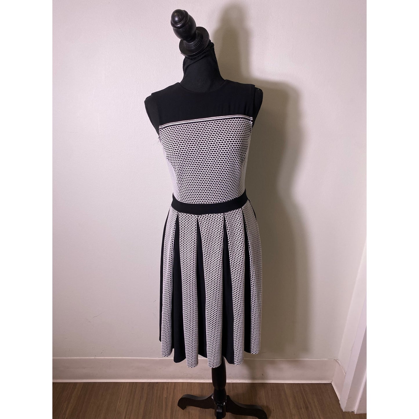 Taylor Sz 2 Black White Sleeveless Mixed Media Midi Dress Sz 2