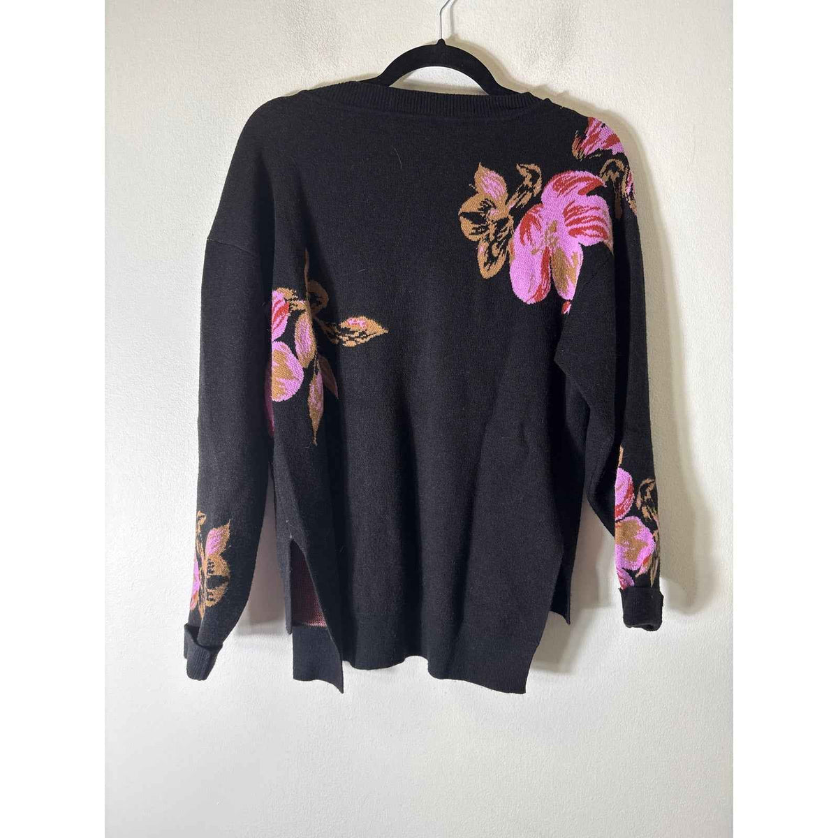 Christy Lynn Black Floral Long Sleeve V-Neck Sweater Sz S