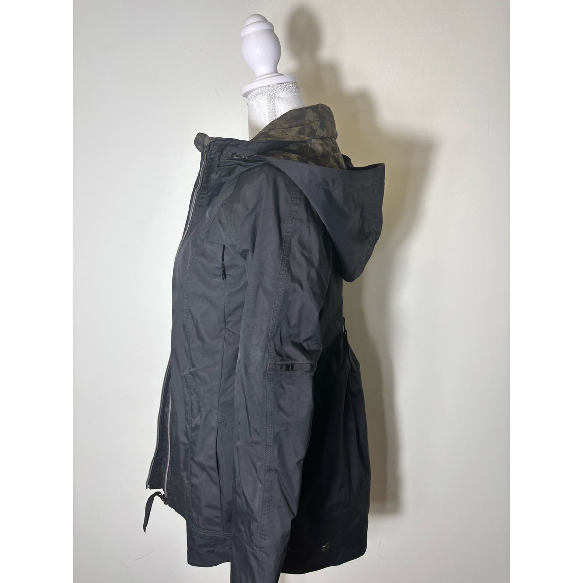 Lululemon Black Long Sleeve Rain Jacket with Hood Sz 2