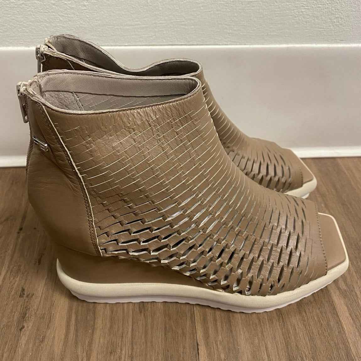 NIB Patrizia Bonfanti Sara Sun Pietra Shoes. Laser Cut Leather Wedges sz 41 NIB