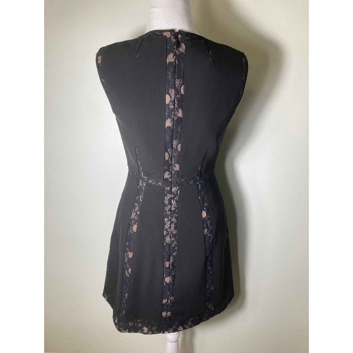 BCBG Maxazaria Black Lace Sleeveless Knee Length Special Occasion Dress Sz 2
