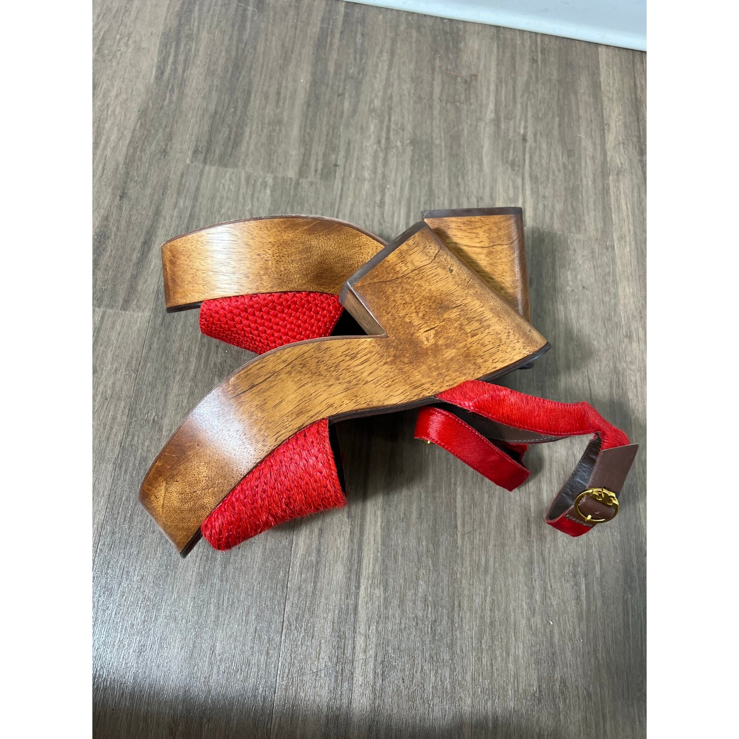 Tory Burch Red Dyed Calf Fur Sandal With Wooden Stacked Wedge Sz 10