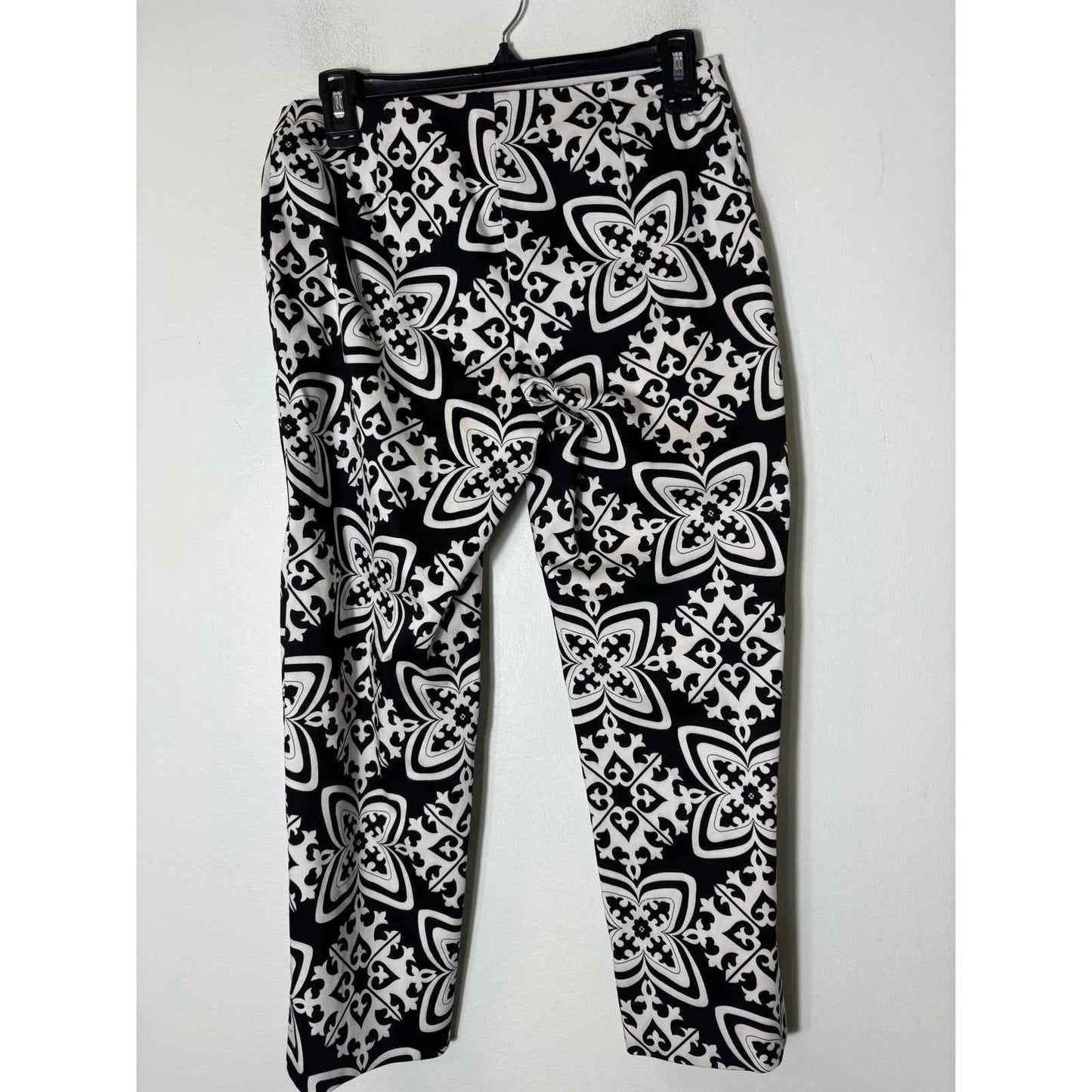 White House Black Market Black and White Print Flat Frong Capri Pants Sz 4