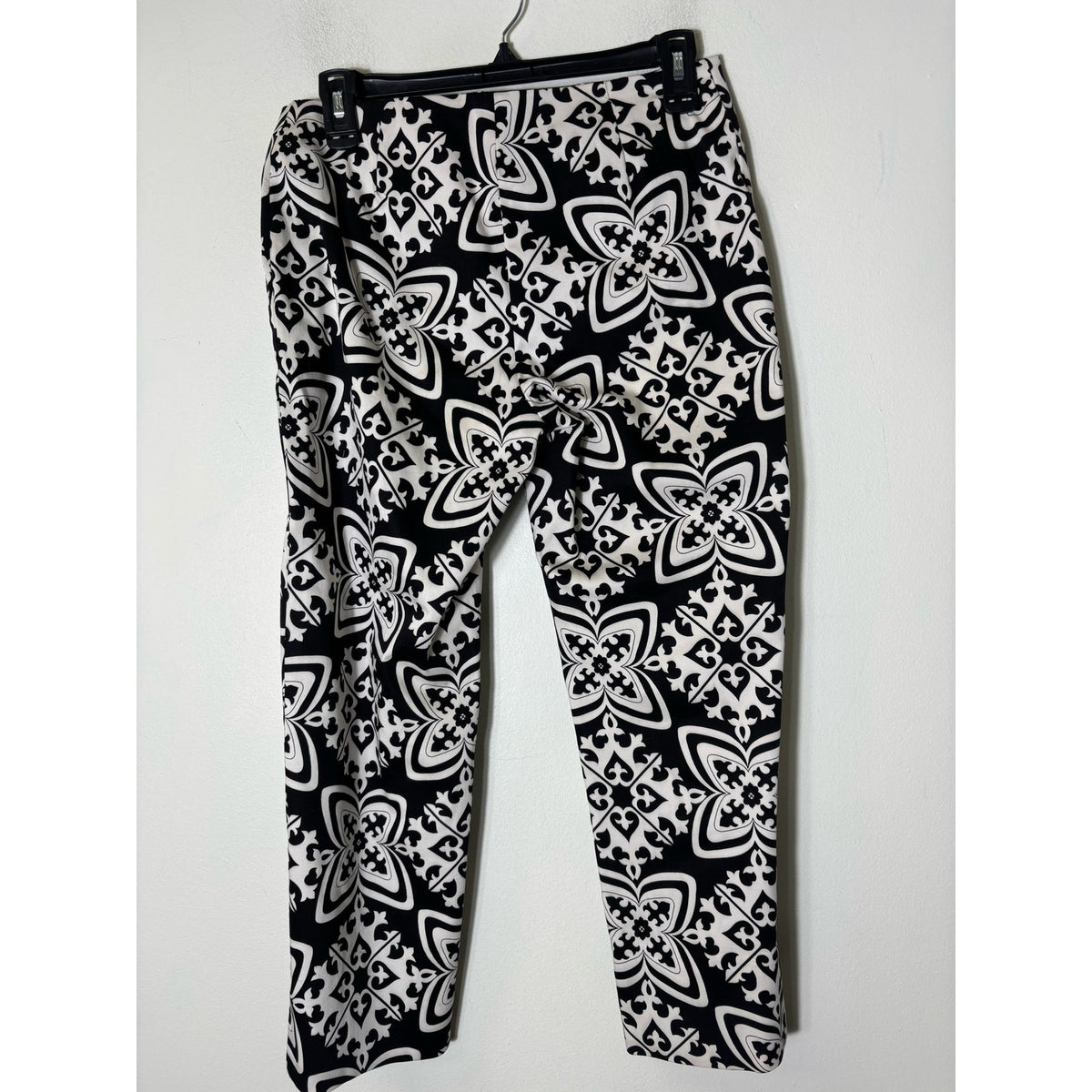 White House Black Market Black and White Print Flat Frong Capri Pants Sz 4