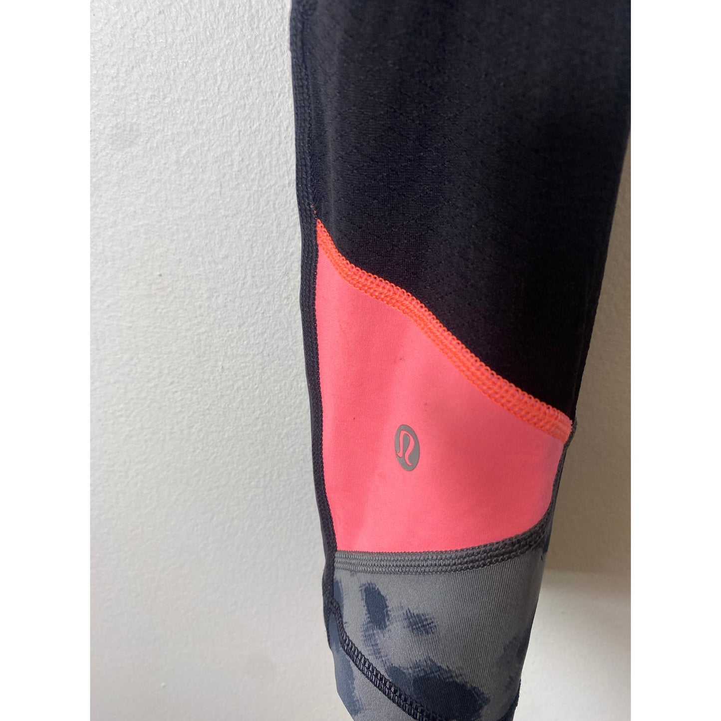 Lulu Lemon Black Leggings w Peach Accents at waist and lower calf. Sz 4