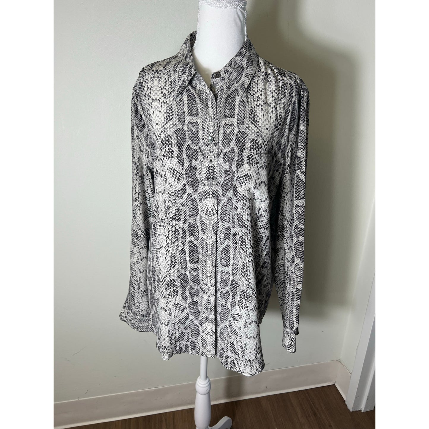 Equipment Femme Long Sleeve Snake Print Button Up Blouse Sz M