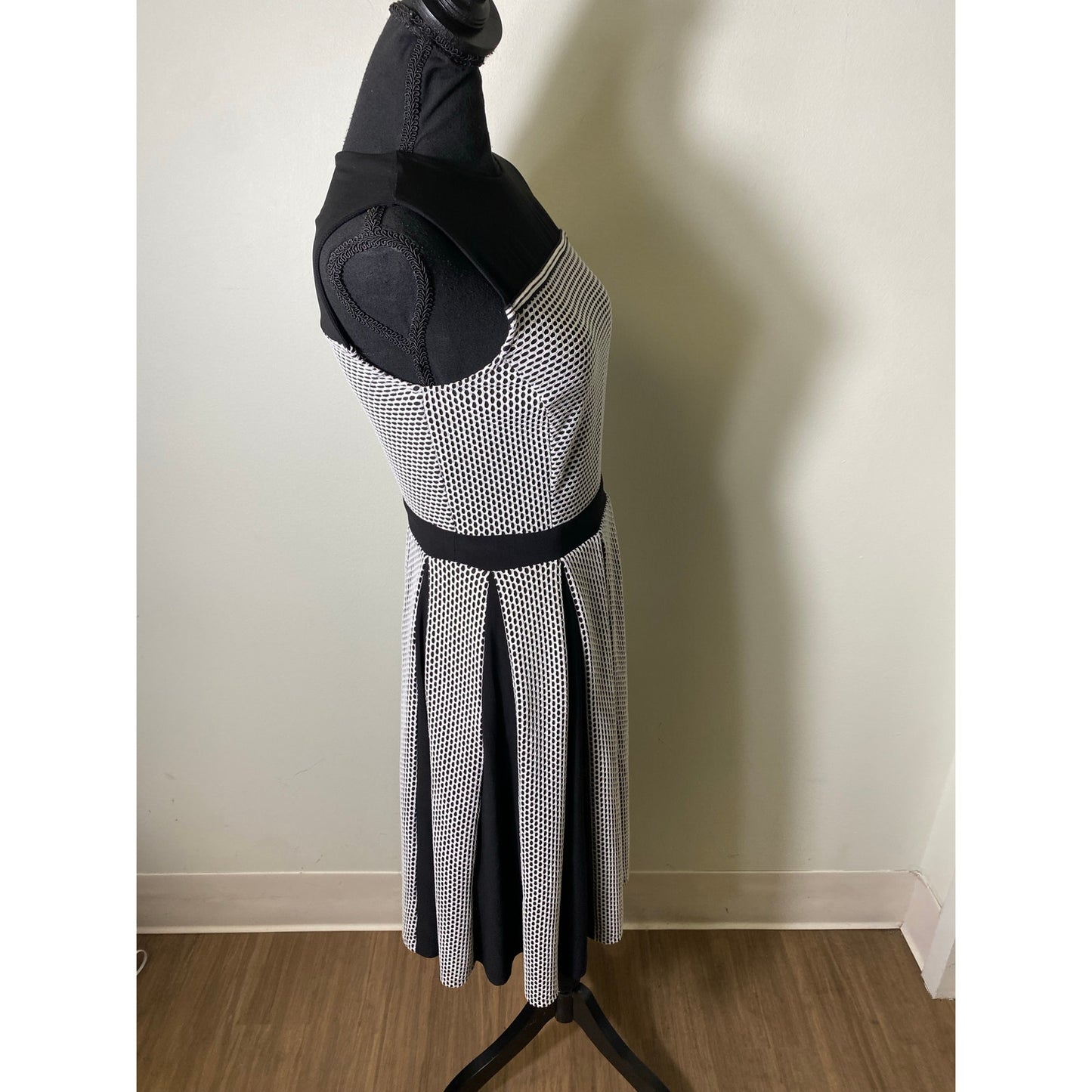 Taylor Sz 2 Black White Sleeveless Mixed Media Midi Dress Sz 2