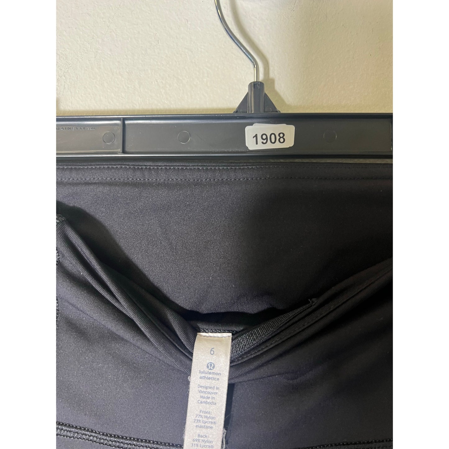 Lululemon black Ankle Athletic Cropped Leggings with Mesh Detailing Sz 6