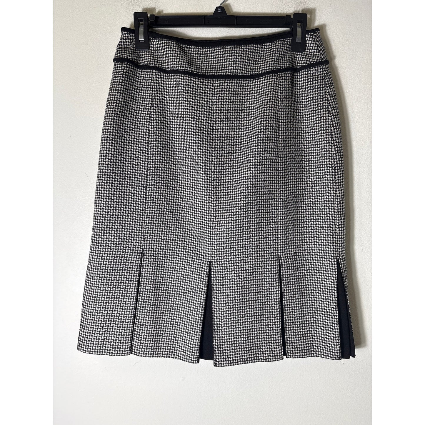 Carlisle Black&White houndstooth knee length Skirt Sz 4