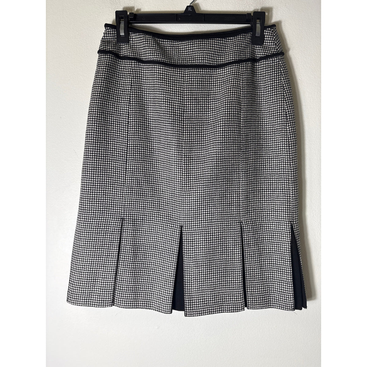 Carlisle Black&White houndstooth knee length Skirt Sz 4