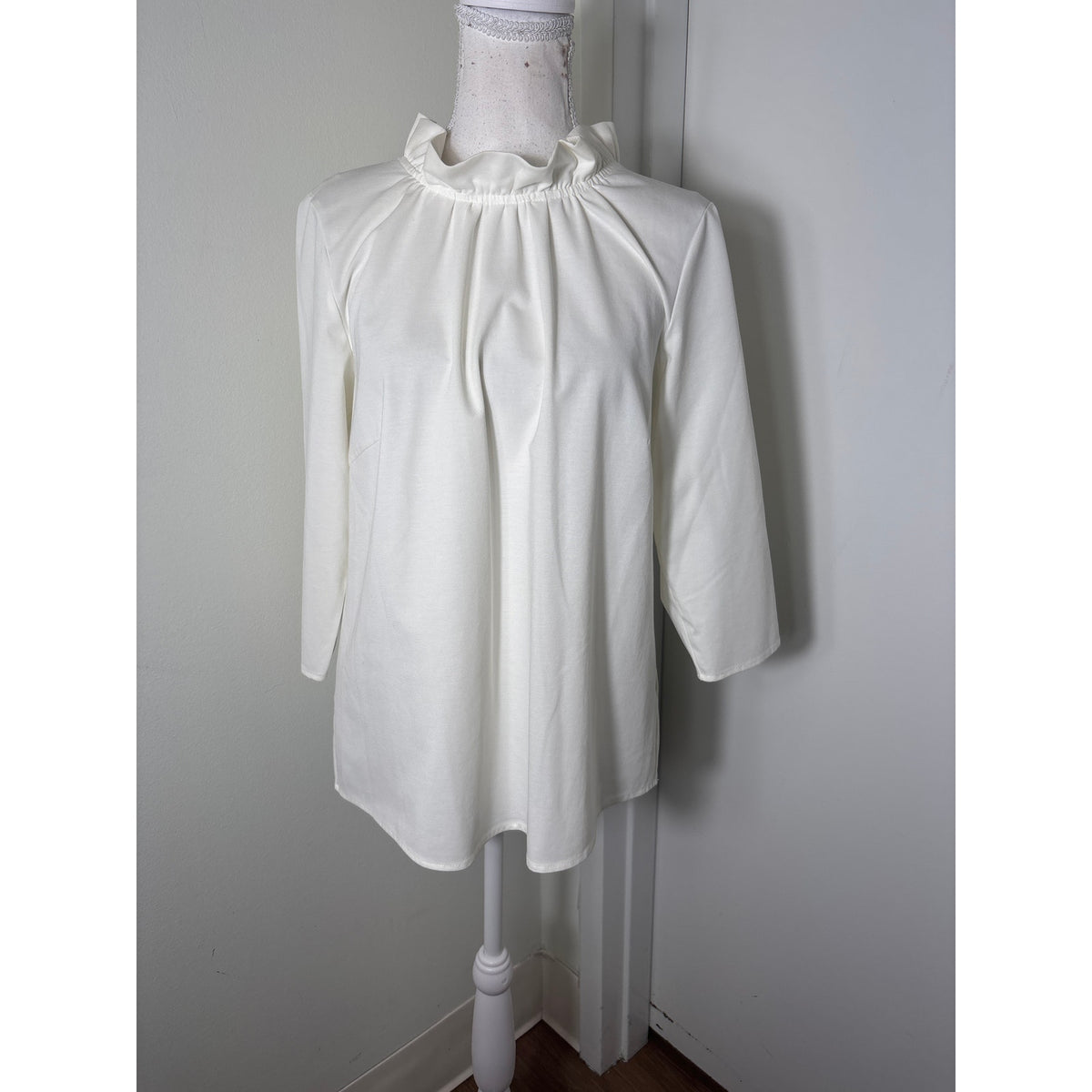 Abbey Glass White 3/4 Sleeve High Ruffle Collar Top Sz L